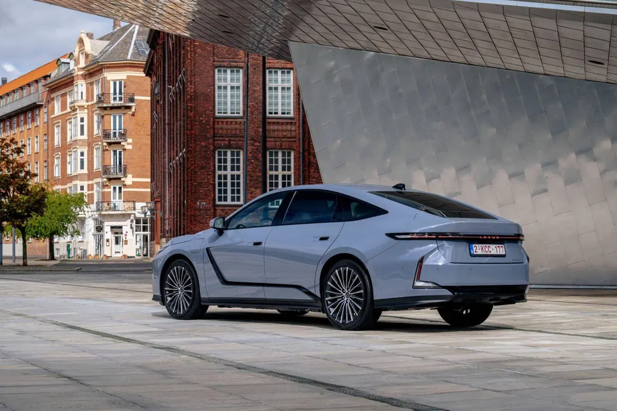 Lexus ES 300h AWD: la berlina che Akio Toyoda non avrebbe mai voluto noiosa [VIDEO] (5)