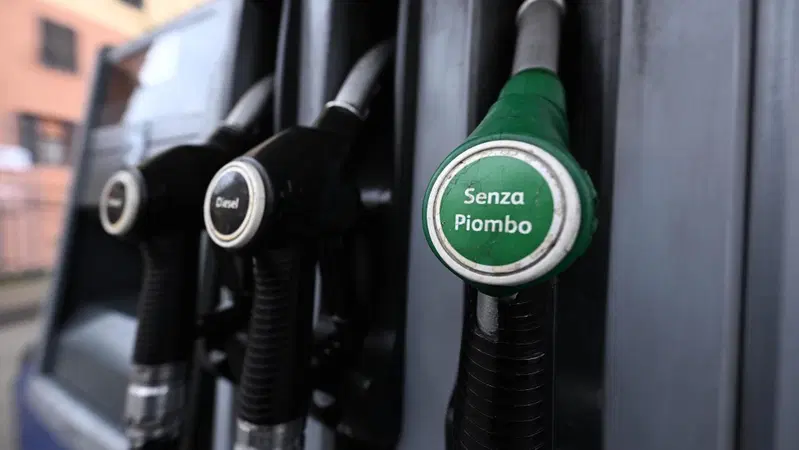 Carburanti, la rivolta dei benzinai contro il 'price cap' di Stato: 'Concorrenza sleale, pronti a ricorrere all'Antitrust'