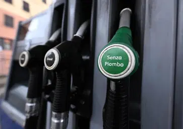 Carburanti, la rivolta dei benzinai contro il price cap di Stato: Concorrenza sleale, pronti a ricorrere all'Antitrust