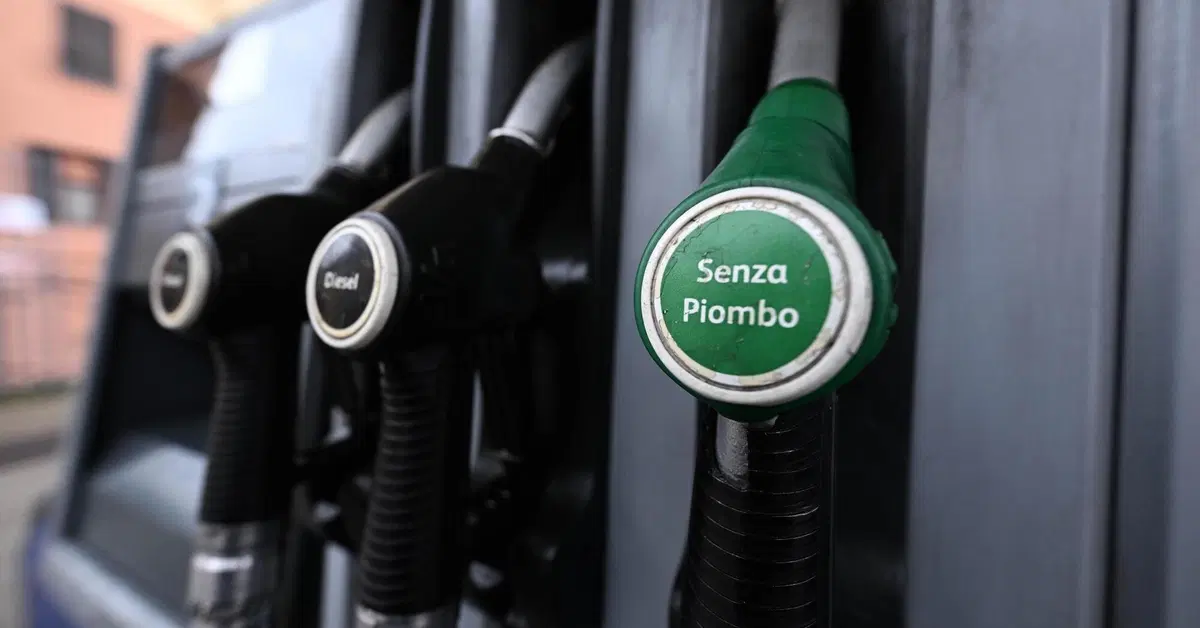 Carburanti, la rivolta dei benzinai contro il 'price cap' di Stato: 'Concorrenza sleale, pronti a ricorrere all'Antitrust'