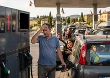 Caro carburanti, la difesa passa dallo smartphone: dall'app del Ministero allo storico Prezzi Benzina, ecco come salvare fino a 25 euro a pieno