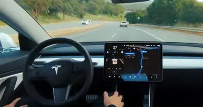 Tesla FSD in Europa, il voto UE slitta: la guida autonoma supervisionata dovrà aspettare almeno dicembre