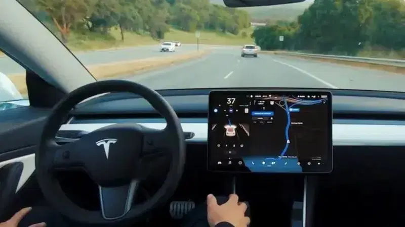 Tesla FSD in Europa, il voto UE slitta: la guida autonoma supervisionata dovrà aspettare almeno dicembre