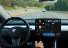 Tesla FSD in Europa, il voto UE slitta: la guida autonoma supervisionata dovrà aspettare almeno dicembre