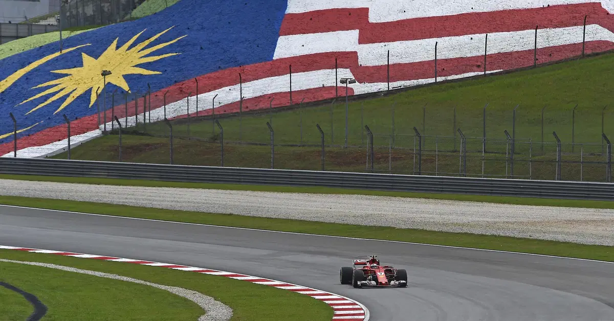 Sepang riapre i battenti per il GP del Bahrain: Mercedes cala l'asso e la Ferrari cerca risposte nella pioggia in Malesia