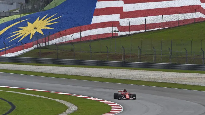 Sepang riapre i battenti per il GP del Bahrain: Mercedes cala l'asso e la Ferrari cerca risposte nella pioggia in Malesia