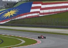 Sepang riapre i battenti per il GP del Bahrain: Mercedes cala l'asso e la Ferrari cerca risposte nella pioggia in Malesia