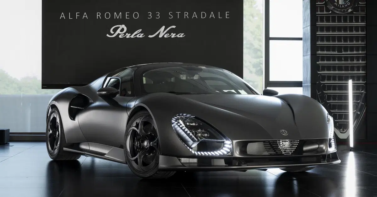 Alfa Romeo 33 Stradale Perla Nera: l’unica completamente in carbonio