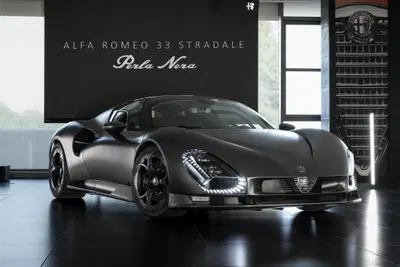 Alfa Romeo 33 Stradale Perla Nera: l’unica completamente in carbonio