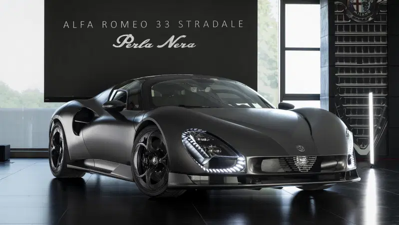 Alfa Romeo 33 Stradale Perla Nera: l’unica completamente in carbonio