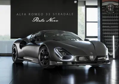 Alfa Romeo 33 Stradale Perla Nera: l’unica completamente in carbonio