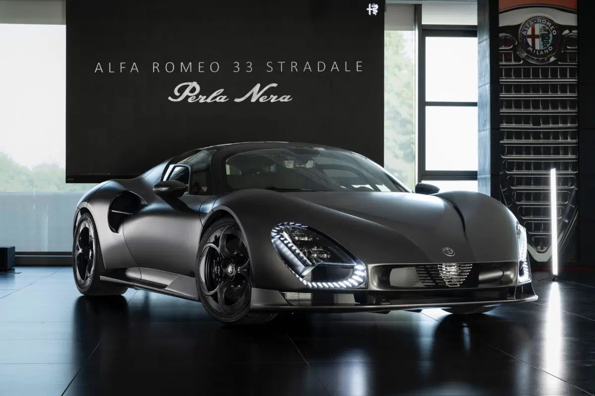 Alfa Romeo 33 Stradale Perla Nera: l’unica completamente in carbonio
