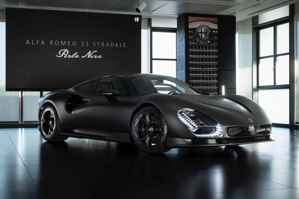 Alfa Romeo 33 Stradale Perla Nera: l’unica completamente in carbonio (2)