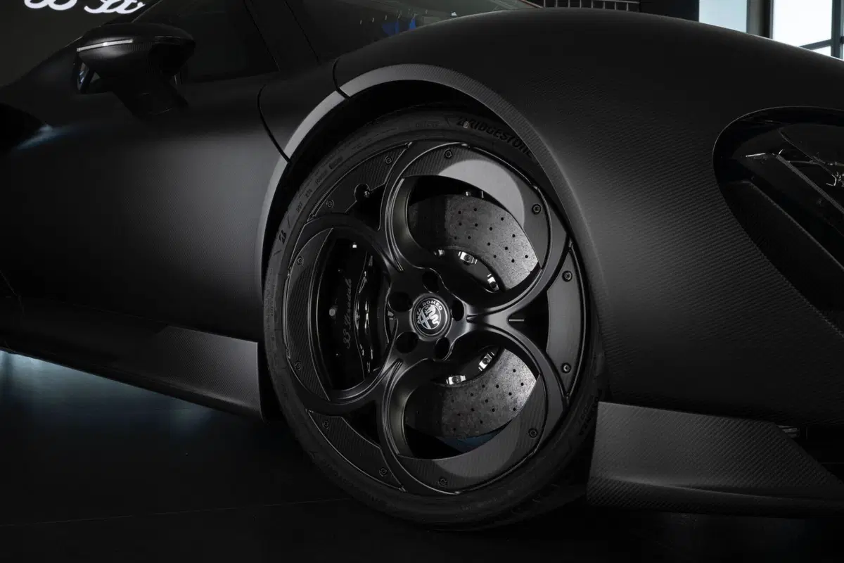 Alfa Romeo 33 Stradale Perla Nera: l’unica completamente in carbonio (3)