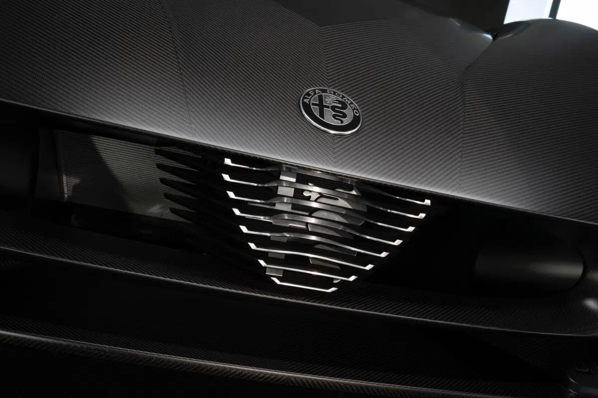 Alfa Romeo 33 Stradale Perla Nera: l’unica completamente in carbonio (4)