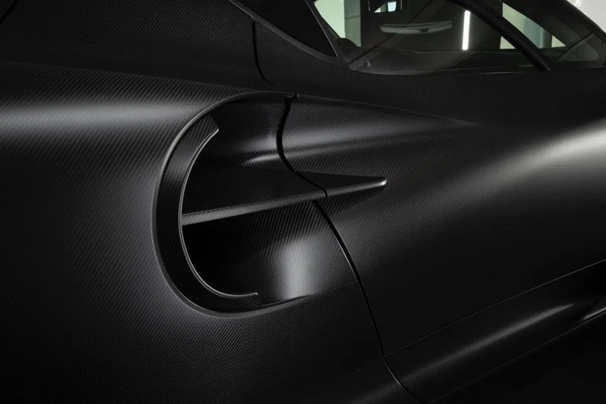 Alfa Romeo 33 Stradale Perla Nera: l’unica completamente in carbonio (5)