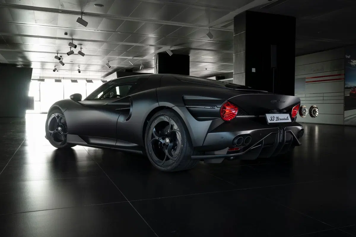 Alfa Romeo 33 Stradale Perla Nera: l’unica completamente in carbonio (6)