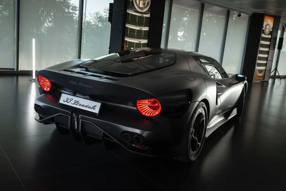 Alfa Romeo 33 Stradale Perla Nera: l’unica completamente in carbonio (7)