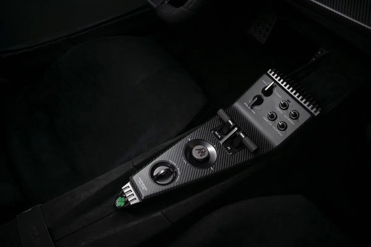 Alfa Romeo 33 Stradale Perla Nera: l’unica completamente in carbonio (10)