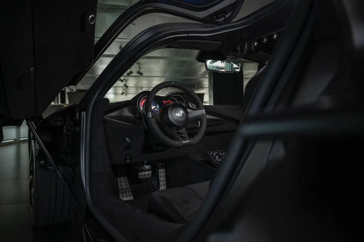 Alfa Romeo 33 Stradale Perla Nera: l’unica completamente in carbonio (11)