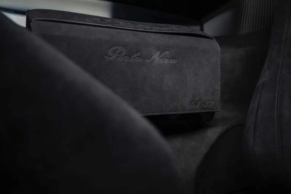 Alfa Romeo 33 Stradale Perla Nera: l’unica completamente in carbonio (13)