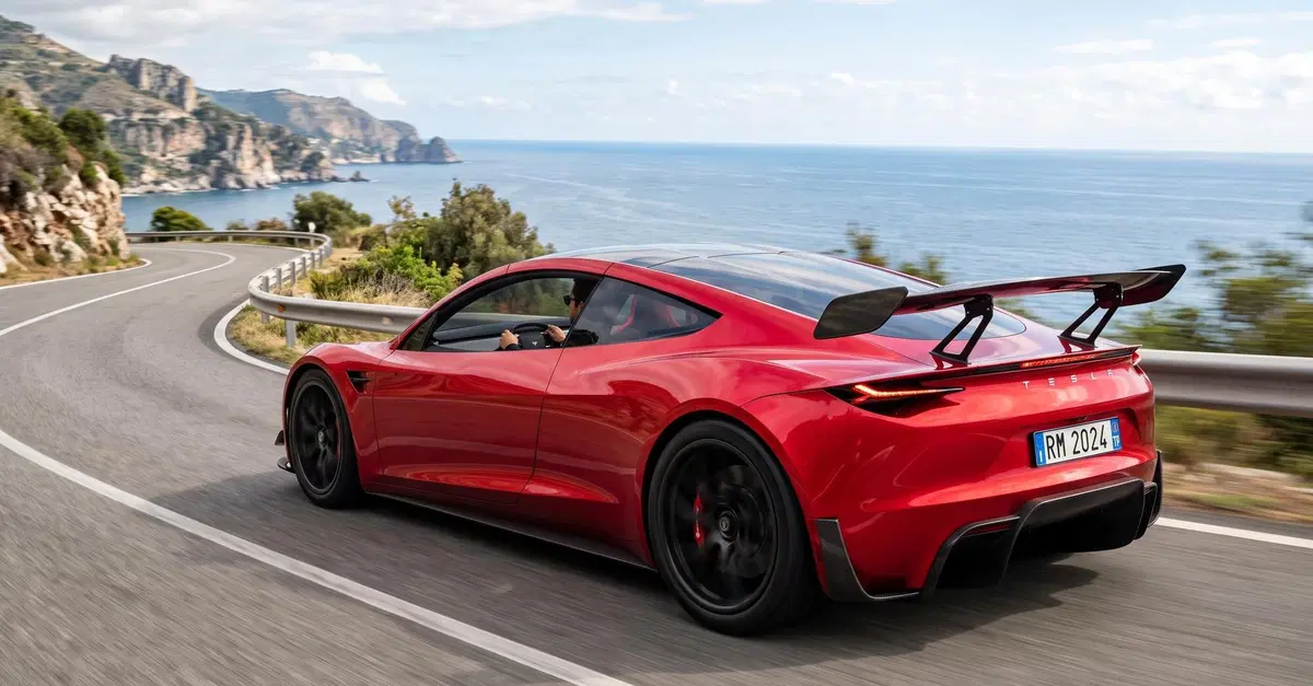 Tesla Roadster, il brevetto svela l’ala da 700 kg: ecco come sarà la nuova supercar elettrica