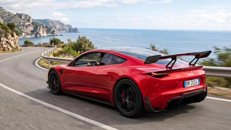 Tesla Roadster, il brevetto svela l’ala da 700 kg: ecco come sarà la nuova supercar elettrica