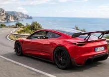 Tesla Roadster, il brevetto svela l’ala da 700 kg: ecco come sarà la nuova supercar elettrica