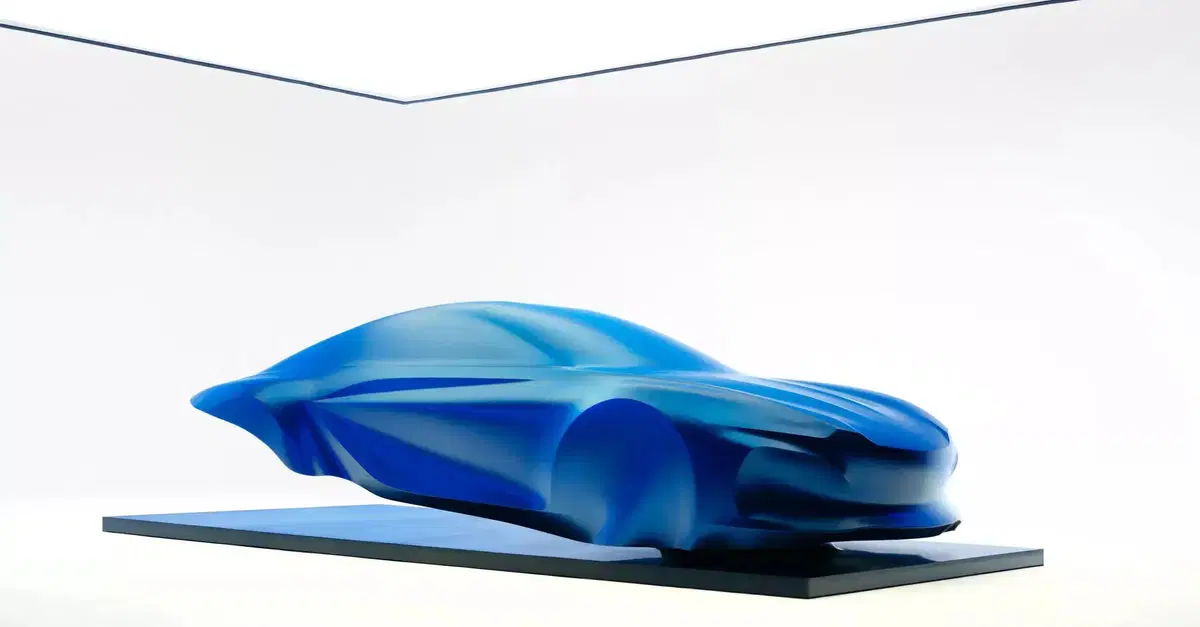 Alpine A110, la nuova generazione prende forma: una scultura anticipa il design della sportiva elettrica