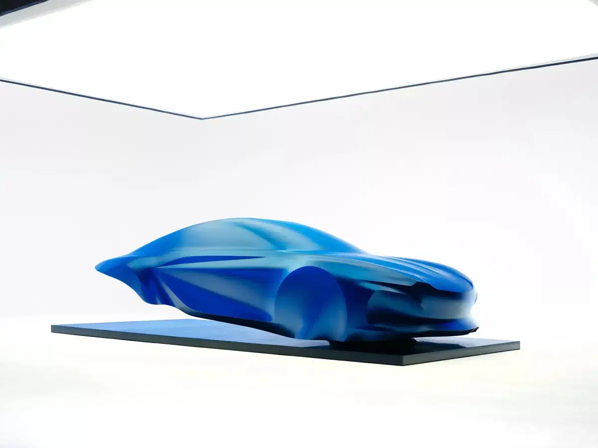 Alpine A110, la nuova generazione prende forma: una scultura anticipa il design della sportiva elettrica