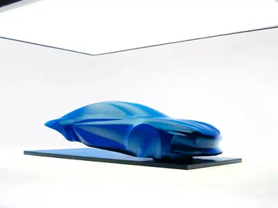 Alpine A110, la nuova generazione prende forma: una scultura anticipa il design della sportiva elettrica