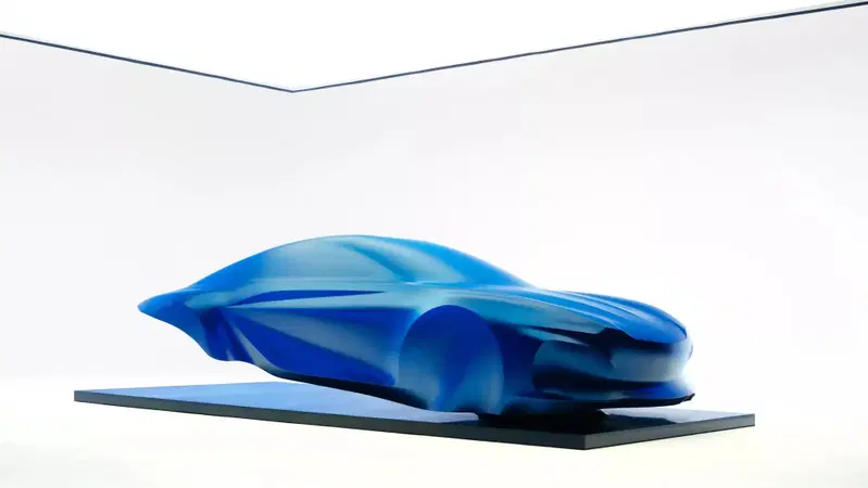 Alpine A110, la nuova generazione prende forma: una scultura anticipa il design della sportiva elettrica