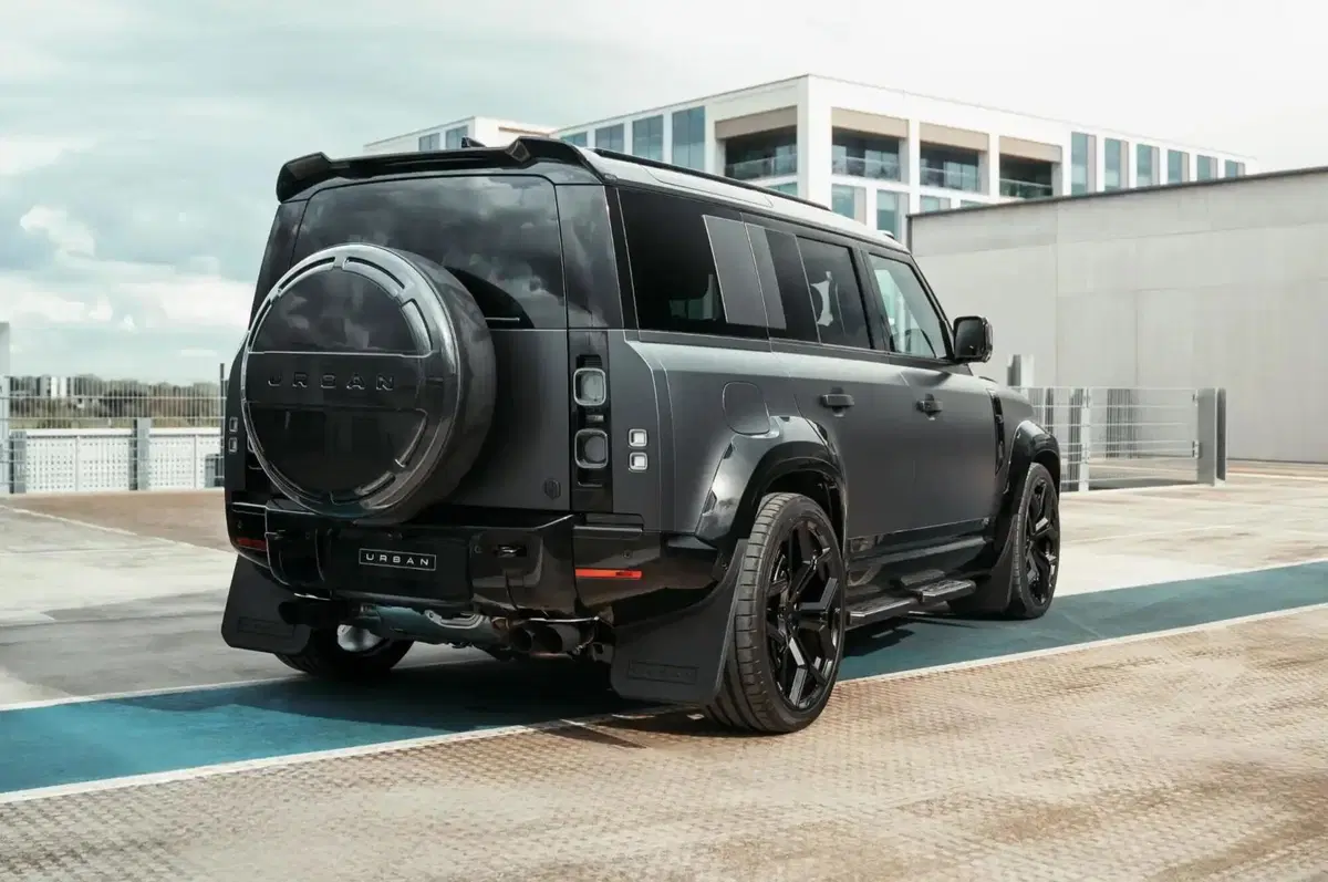 Land Rover Defender Widetrack: Urban Automotive la allarga e la veste di carbonio  (16)