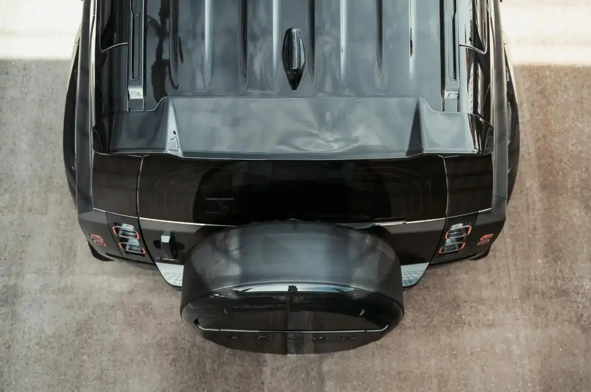 Land Rover Defender Widetrack: Urban Automotive la allarga e la veste di carbonio  (19)