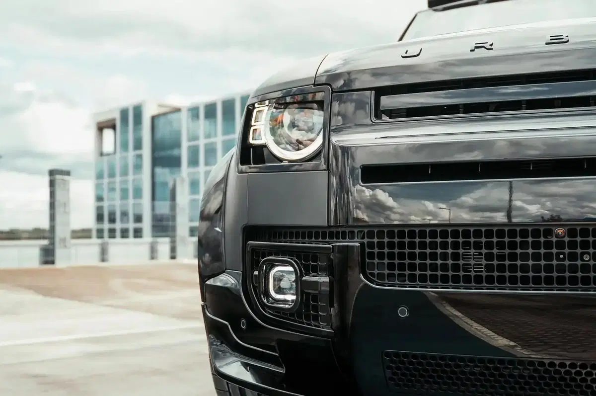 Land Rover Defender Widetrack: Urban Automotive la allarga e la veste di carbonio  (20)