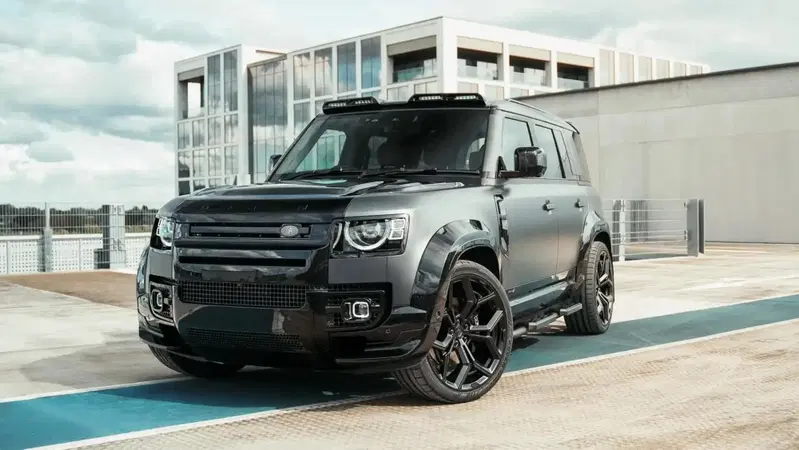 Land Rover Defender Widetrack: Urban Automotive la allarga e la veste di carbonio 