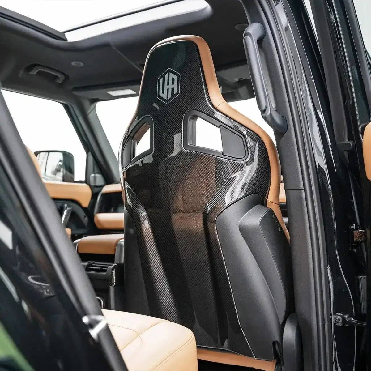 Land Rover Defender Widetrack: Urban Automotive la allarga e la veste di carbonio  (8)