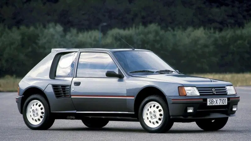 Peugeot E-T16, la 205 Turbo 16 rinasce elettrica: così sarà la nuova sportiva