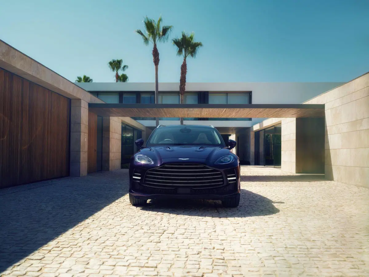 Aston Martin svela la nuova DBX GT: l'evoluzione del SUV punta su comfort e insonorizzazione (2)