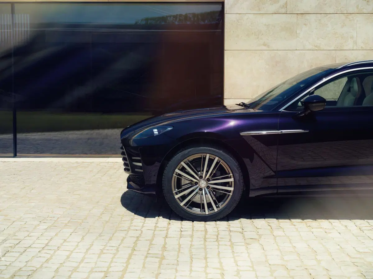 Aston Martin svela la nuova DBX GT: l'evoluzione del SUV punta su comfort e insonorizzazione (4)