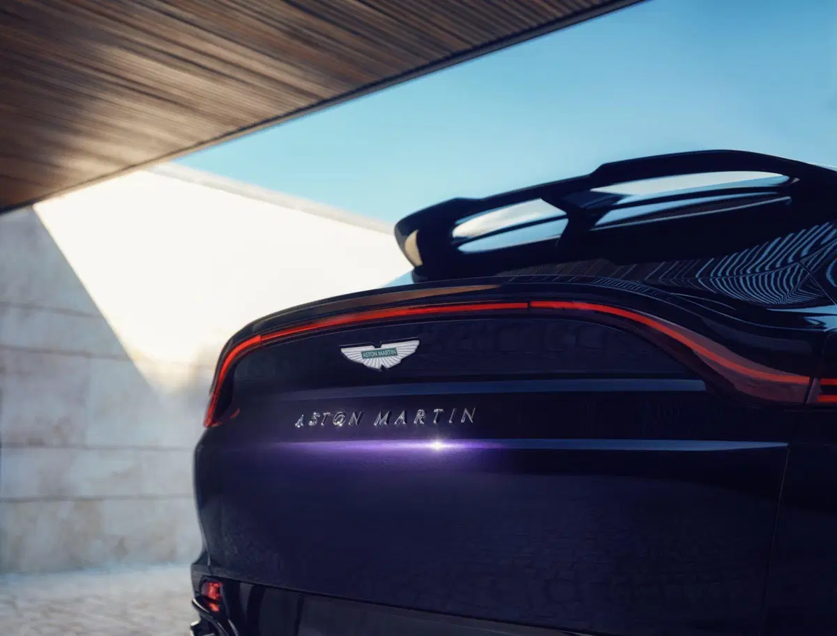 Aston Martin svela la nuova DBX GT: l'evoluzione del SUV punta su comfort e insonorizzazione (7)