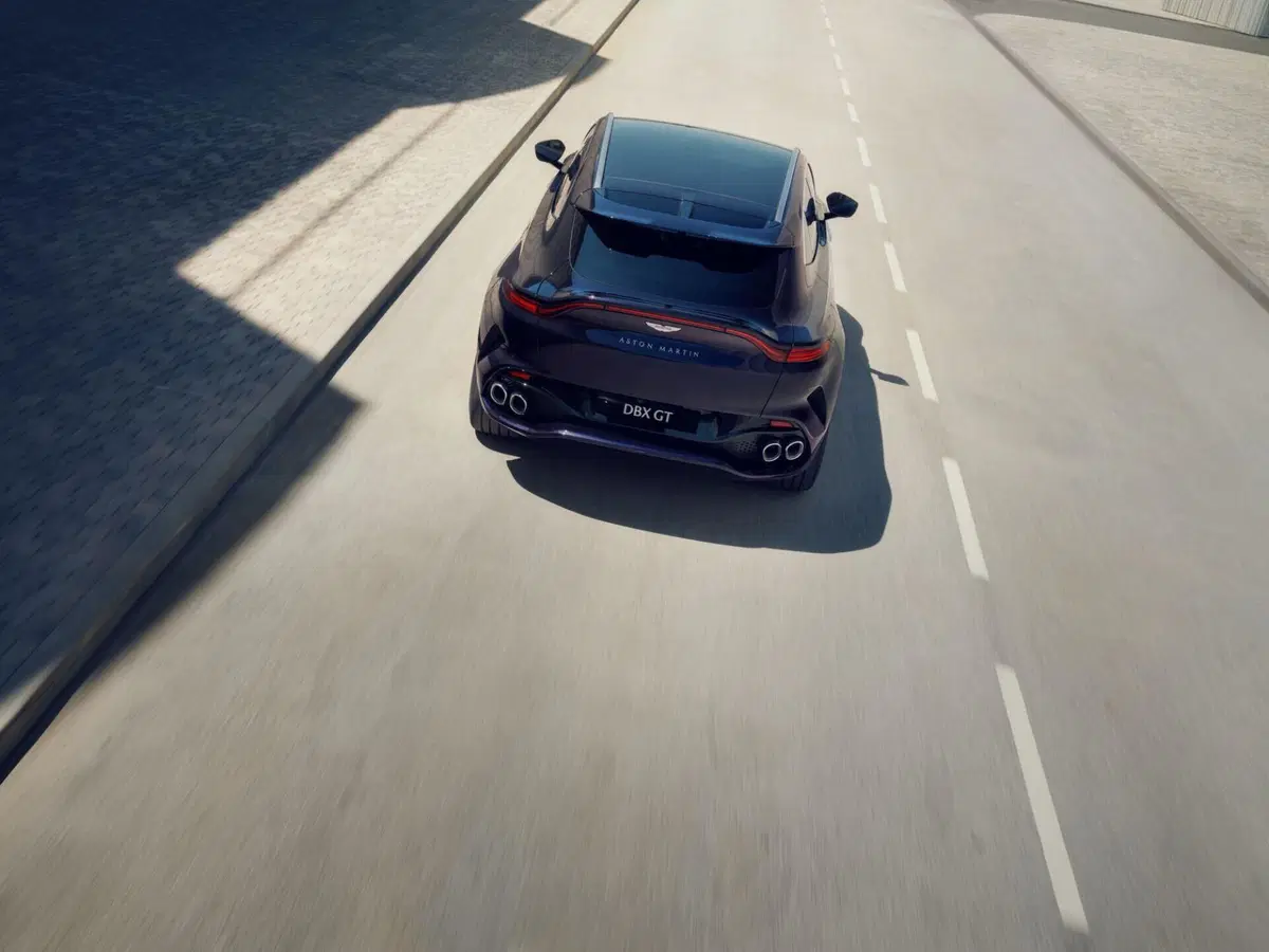 Aston Martin svela la nuova DBX GT: l'evoluzione del SUV punta su comfort e insonorizzazione (13)