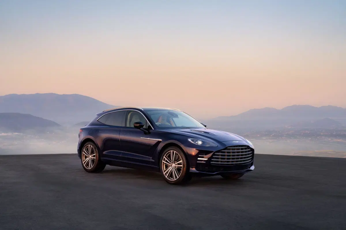 Aston Martin svela la nuova DBX GT: l'evoluzione del SUV punta su comfort e insonorizzazione (14)