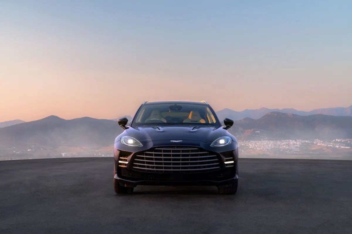 Aston Martin svela la nuova DBX GT: l'evoluzione del SUV punta su comfort e insonorizzazione (16)
