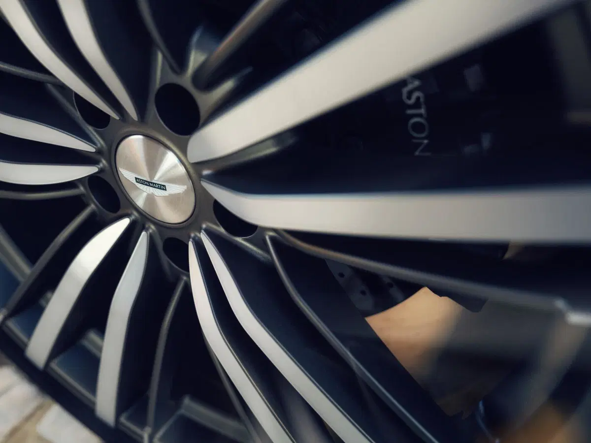 Aston Martin svela la nuova DBX GT: l'evoluzione del SUV punta su comfort e insonorizzazione (22)