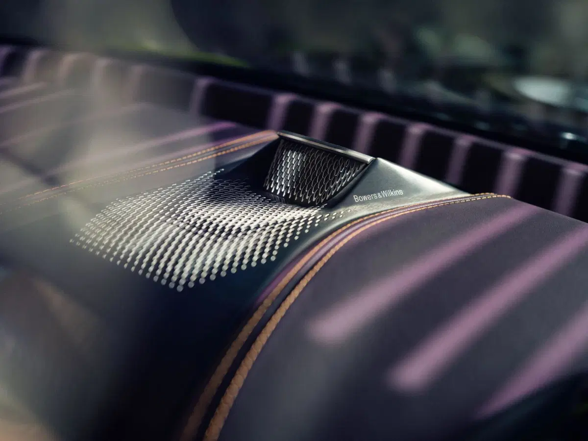 Aston Martin svela la nuova DBX GT: l'evoluzione del SUV punta su comfort e insonorizzazione (7)