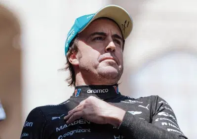 Non è la macchina più divertente, ma è la mia vita: Alonso rompe il silenzio e firma il rinnovo in Aston Martin