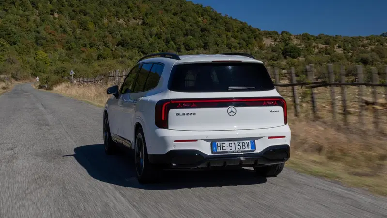 Mercedes GLB Hybrid: l'ibrido sofisticato prende il posto del diesel | Prova su strada [VIDEO]