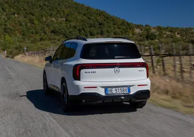 Mercedes GLB Hybrid: l'ibrido sofisticato prende il posto del diesel | Prova su strada [VIDEO]