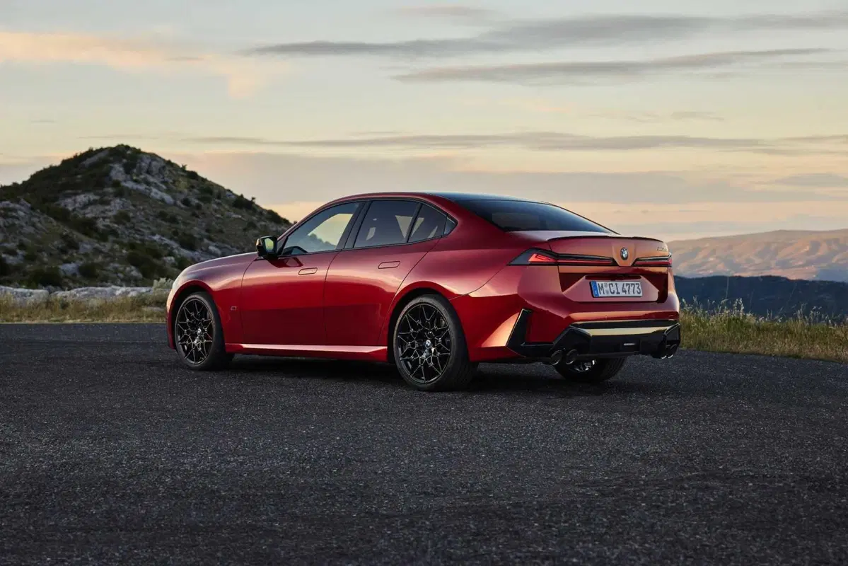Nuova BMW Serie 3, cambia tutto: design inedito, tecnologia Neue Klasse e per la prima volta anche elettrica (2)